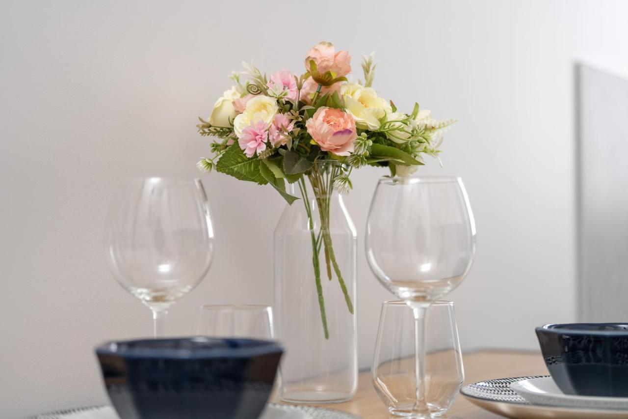 Stylish & Comfy Garbary Apartments With Parking By Noclegi Renters Poznań Buitenkant foto
